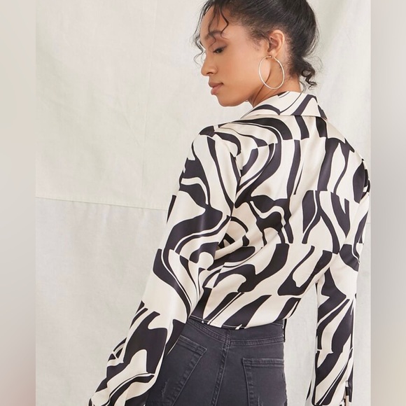 Woman’s Plunging Abstract Print Top - Picture 4 of 5